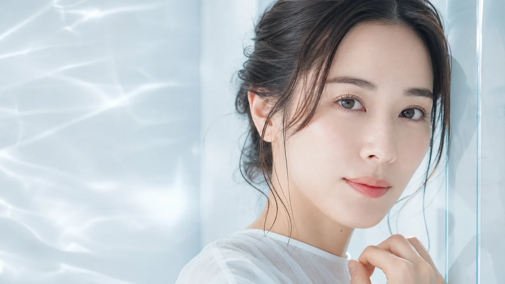 自然で上品なまつげデザインの女性